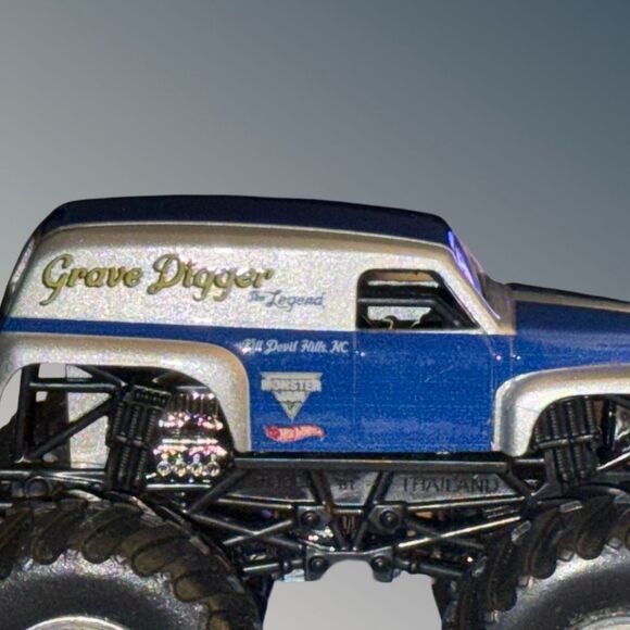 Hot Wheels Monster Jam Grave Digger The Legend 1:64 Scale B23 - Picture 8 of 9